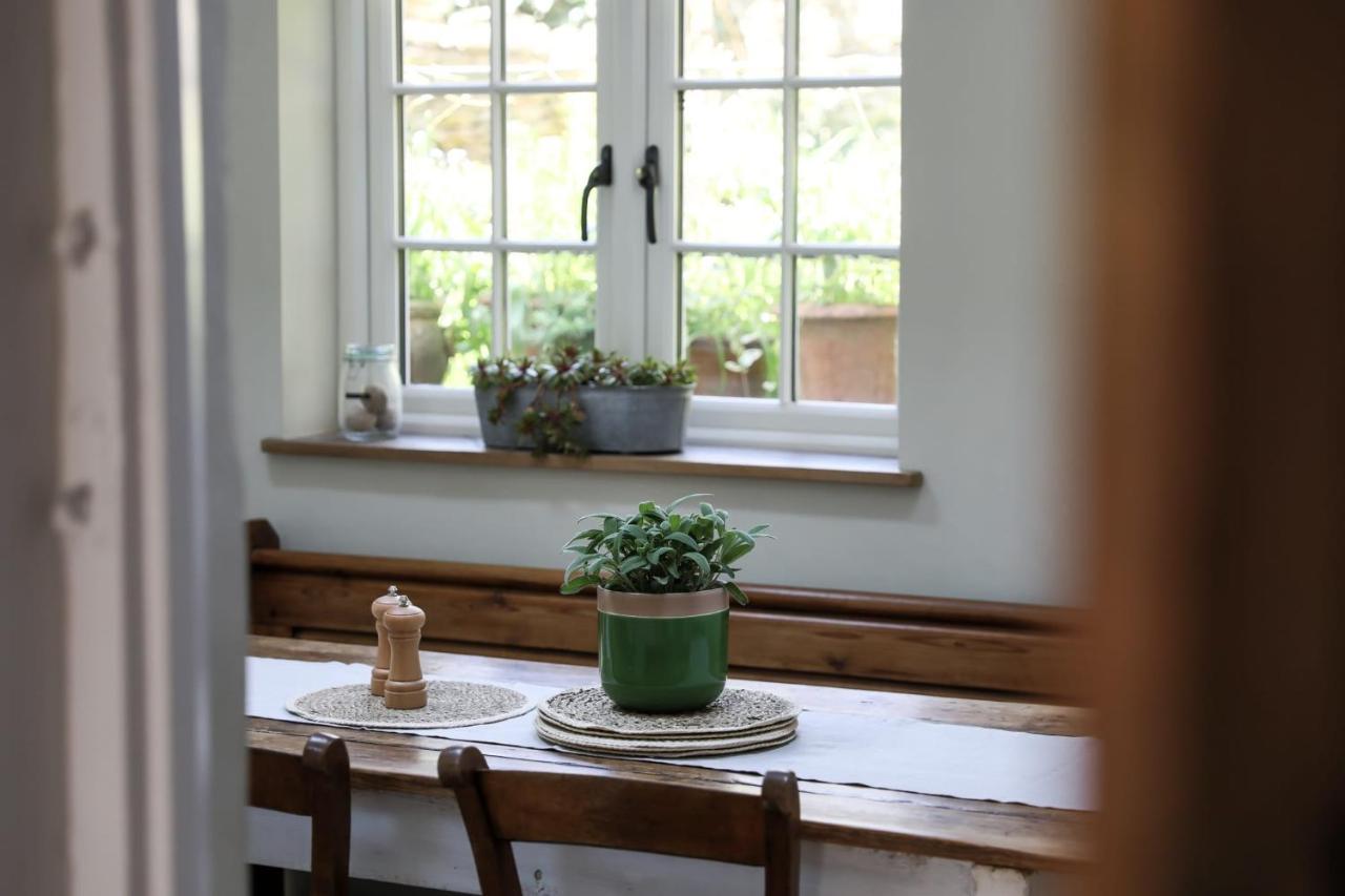 Coombers Mead Cottage เทตบรี ภายนอก รูปภาพ